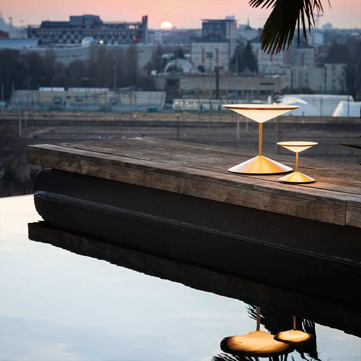 Penta Light Narciso 1710-01 Mobile Akku Tischleuchte Small, Ø: 15,7 cm Tischlampe – handgefertigtes Glas in Gold, italienisches Premium-Design, atmosphärisches Leuchten, unterstreicht das Ambiente im Arbeitszimmer, ideal für Nachttisch, Beistelltisch oder