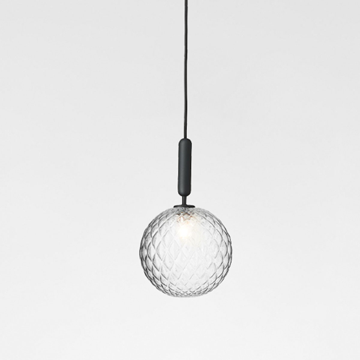 Nuura Miira 1 Large Pendelleuchte, Ø: 20 cm Hängeleuchte – in Transparent, skandinavisches Design, diffusem Licht, ideal für über dem Esstisch