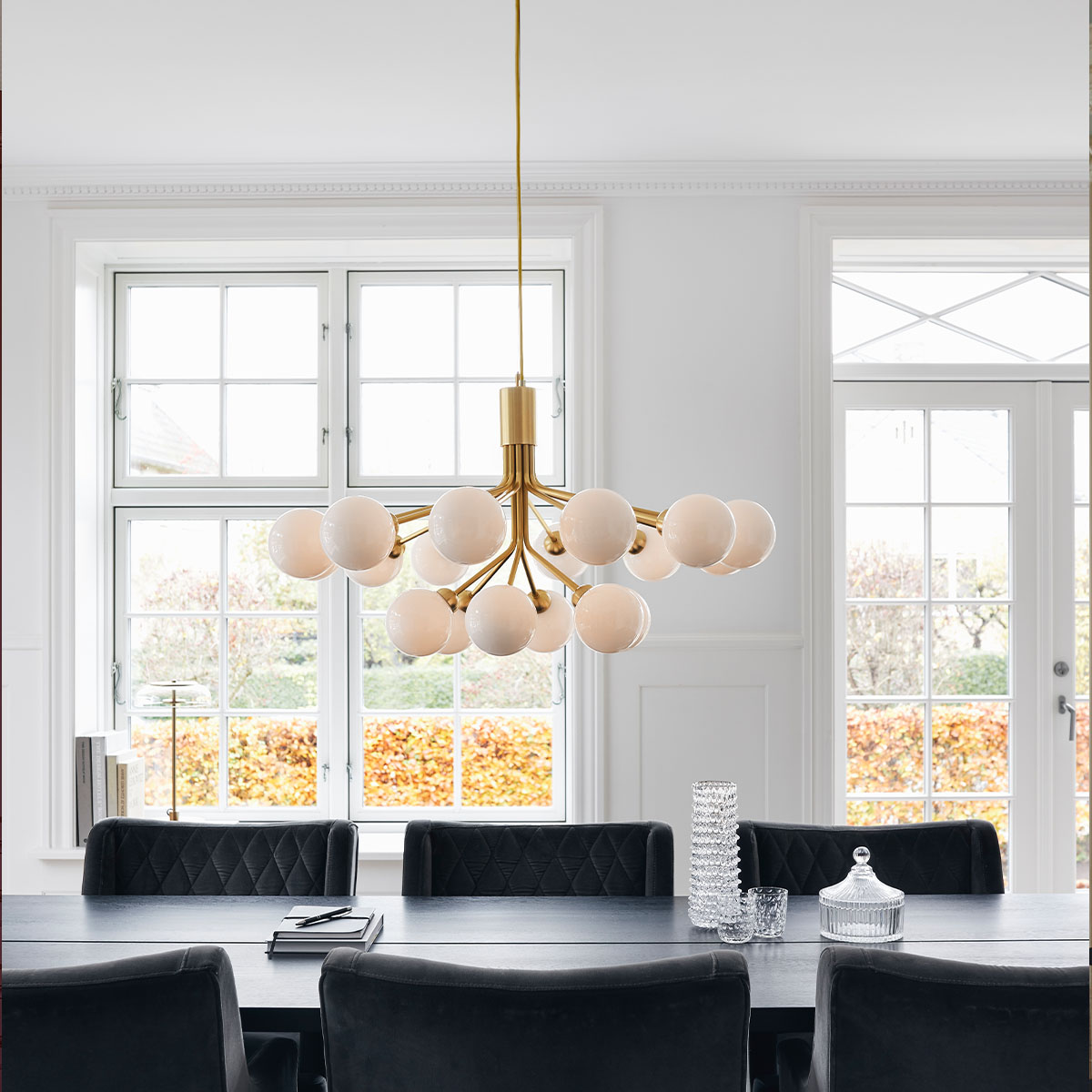 Apiales 18 Pendelleuchte, Ø: 89 cm, Messing gebürstet & Opalglas Apiales 18 Pendelleuchte, Ø: 89 cm, Schwarz satiniert & Rauchglas