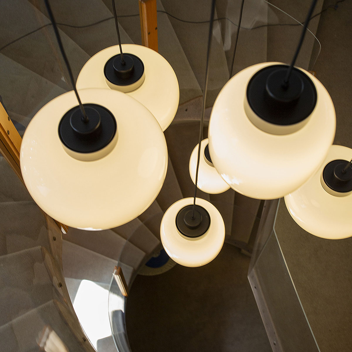 Designerleuchte TOOY Legier 557.26 Pendelleuchte 6-flammig, Schwarz & Kupfer, Opalglas aus Glas Aluminium Messing in Weiß Kupfer