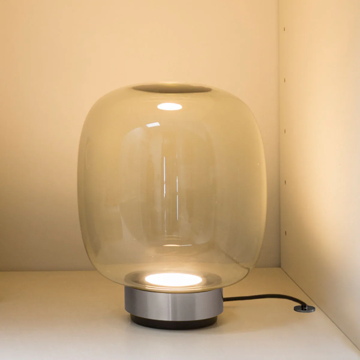 Legier 557.32 Tischleuchte, Schwarz & Hellgrau, Rauchglas