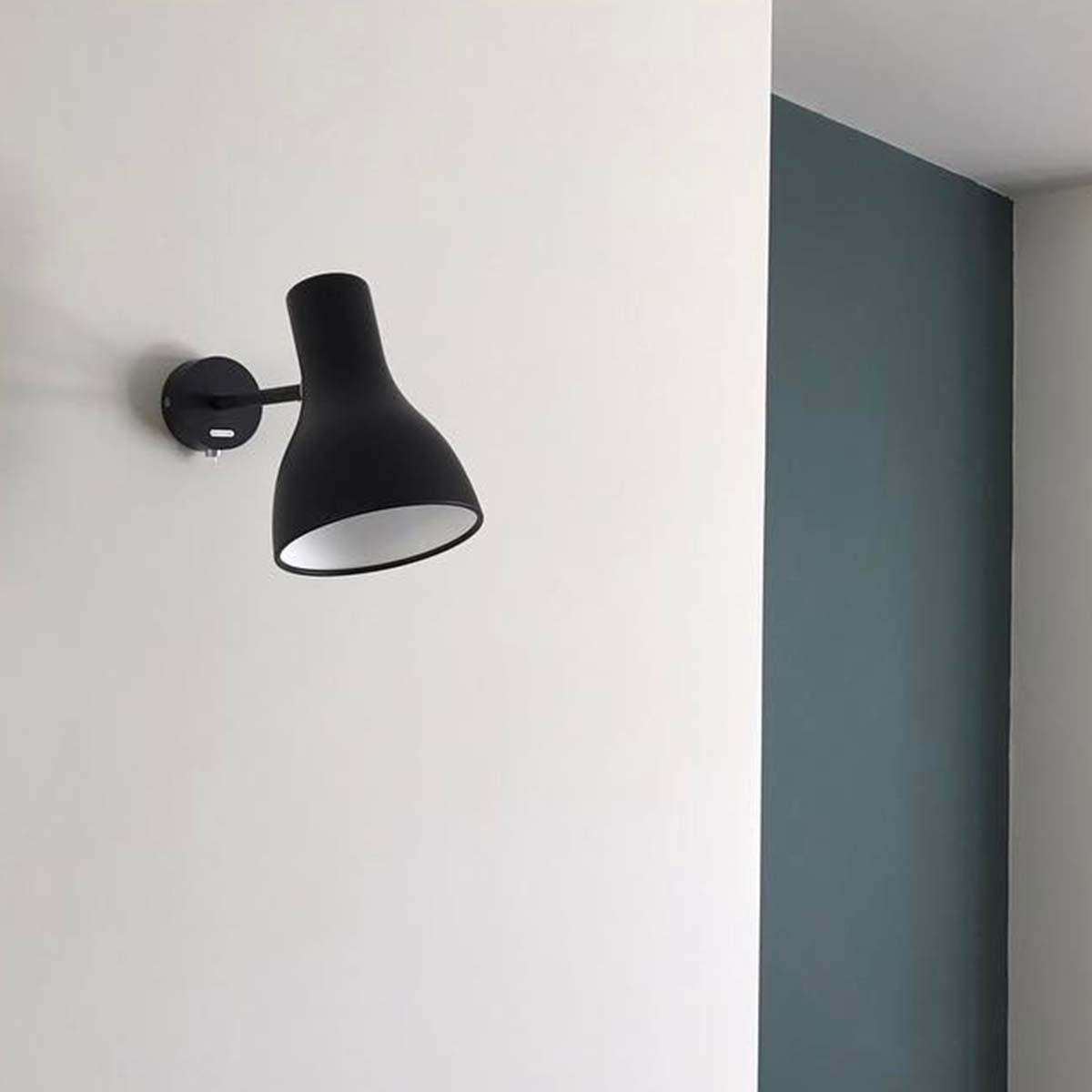 Anglepoise Type 75 Wandleuchte, Ø: 14,5 cm, H: 19,2 cm im Wohnambiente: schwarze Design-Wandleuchte an heller Wand mit minimalistischer Form und modernem Wohnstil.