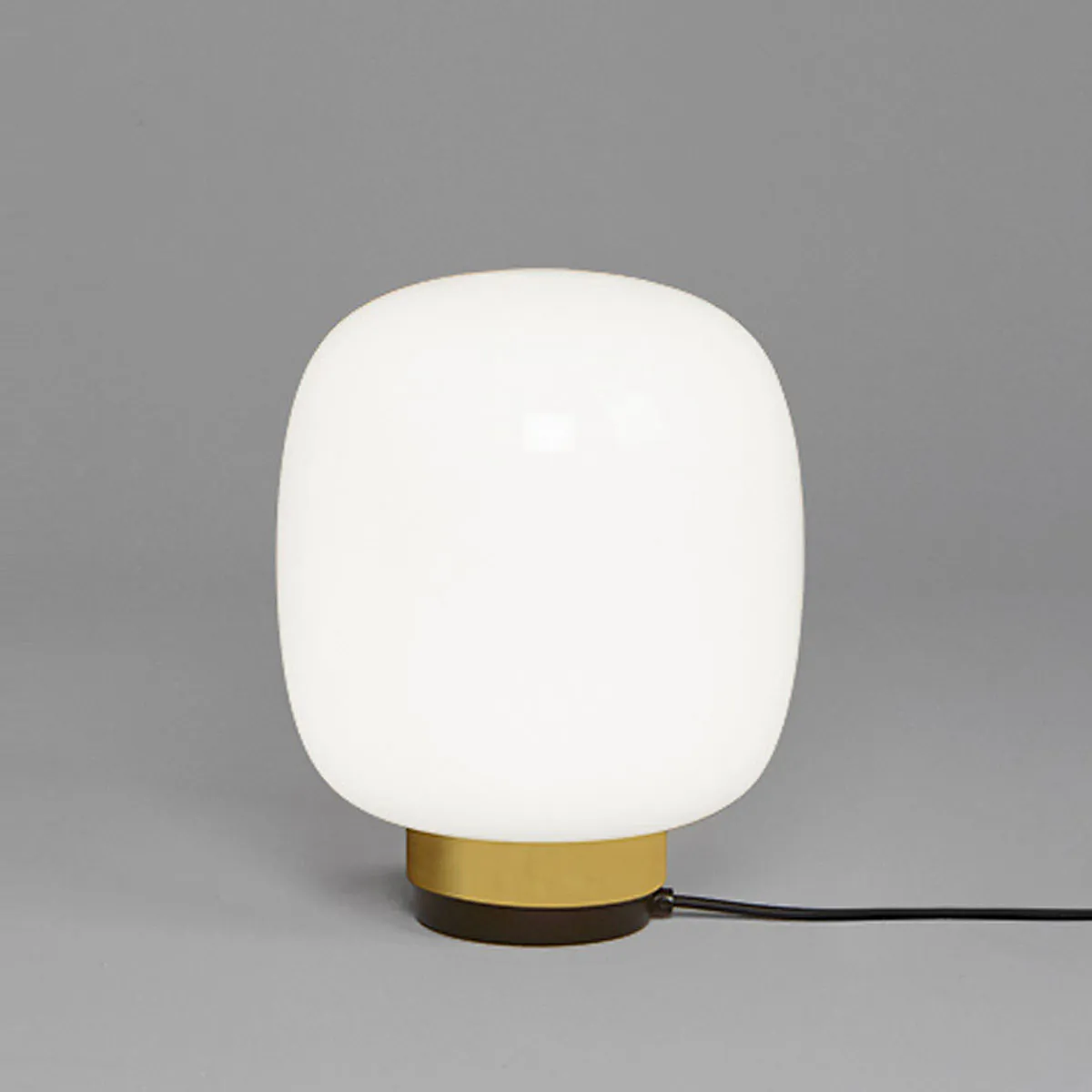 Legier 557.32 Tischleuchte, Schwarz & Messing, Opalglas