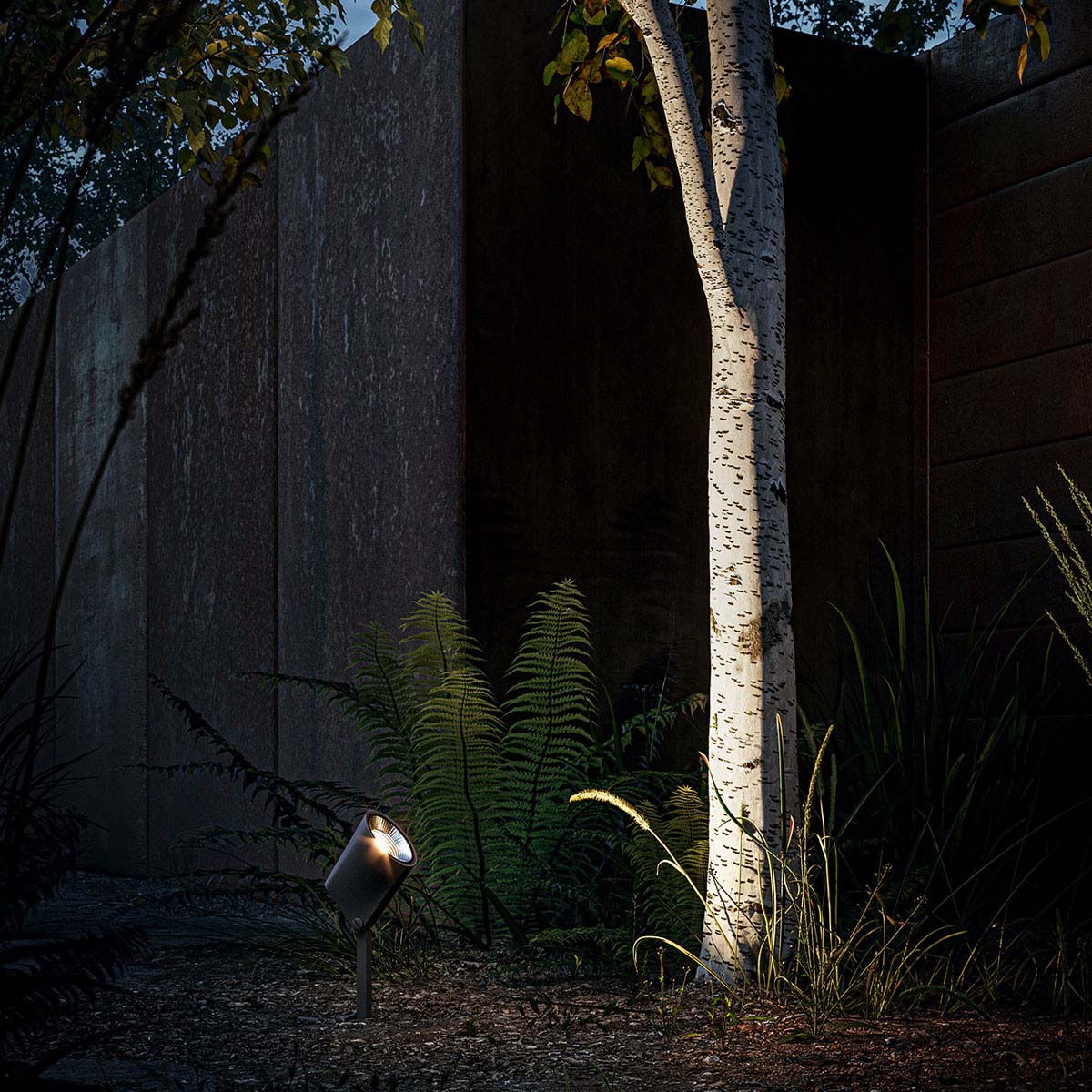 Schmale Erdspießleuchten mit connect Stecker für außen im Garten neben einem Baum