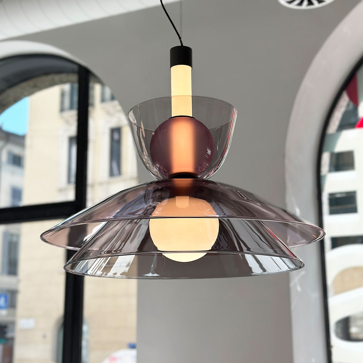 Penta Light Gems Tall Pendelleuchte Designerleuchte – mundgeblasenes Glas in Warm neutral, italienisches Premium-Design, sanfte Helligkeit, setzt ein Highlight im Esszimmer, ideal über Esstisch, Küche oder Wohnzimmer Penta Light Gems Short Pendelleuchte Designerleuchte – handgefertigtes Glas in Warm color, puristisches Design, eleganter Lichtschein, macht sich hervorragend im Flur, ideal über Esstisch, Küche oder Wohnzimmer