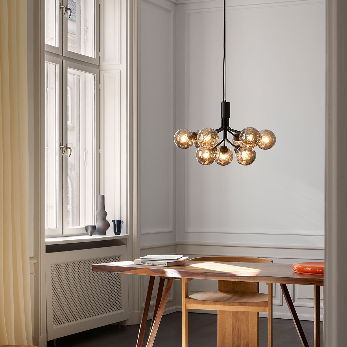 Apiales 9 Pendelleuchte, Ø: 59,5 cm, Messing gebürstet & Opalglas Apiales 9 Pendelleuchte, Ø: 59,5 cm, Schwarz satiniert & Rauchglas