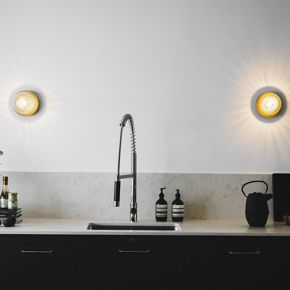 Nuura Liila 1 Medium Wand- und Deckenleuchte, Ø: 16,5 cm Wandlampe – in Transparent, Glas, nordisches Licht, sanftem Lichtschein, ideal für Wohnzimmer Nuura Liila 1 Medium Wand- und Deckenleuchte, Ø: 16,5 cm LED Wandleuchte – organische Formensprache, sanftem Lichtschein, ideal für Treppenhaus