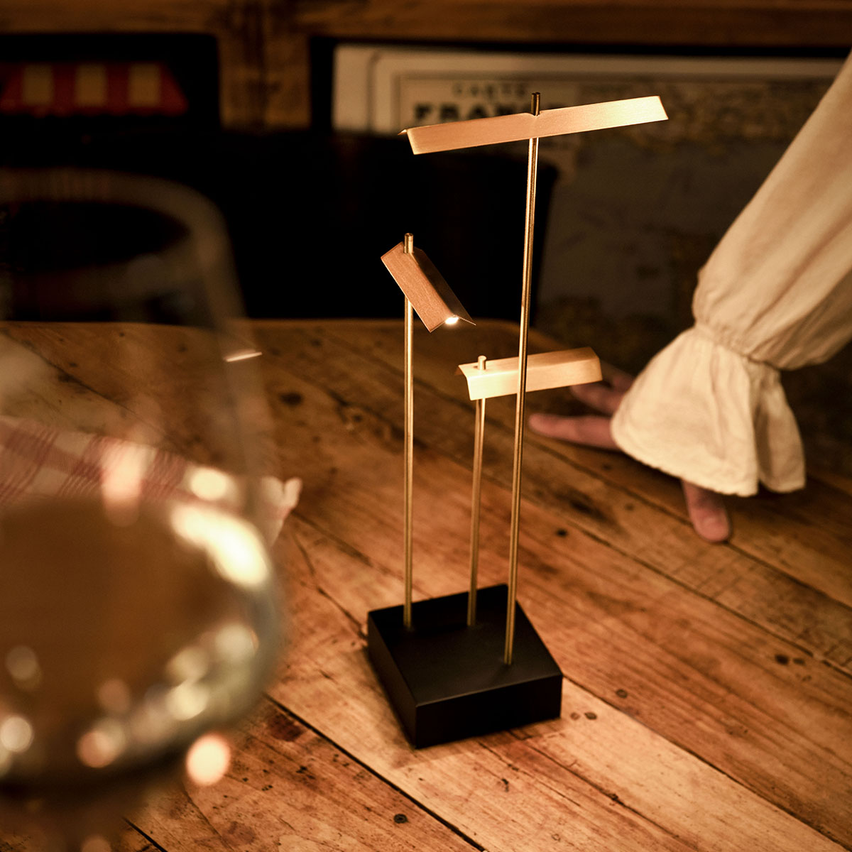 Knokke Akku Tischleuchte in Messing – exklusive Designerleuchte aus dem Hause DCW Editions passt perfekt auf den Beistelltisch