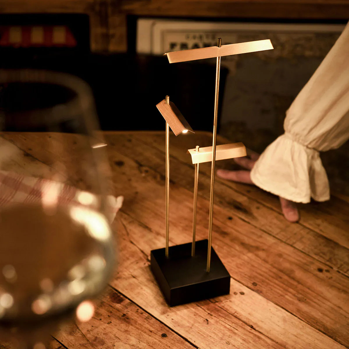 Knokke Akku Tischleuchte in Messing – exklusive Designerleuchte aus dem Hause DCW Editions passt perfekt auf den Beistelltisch
