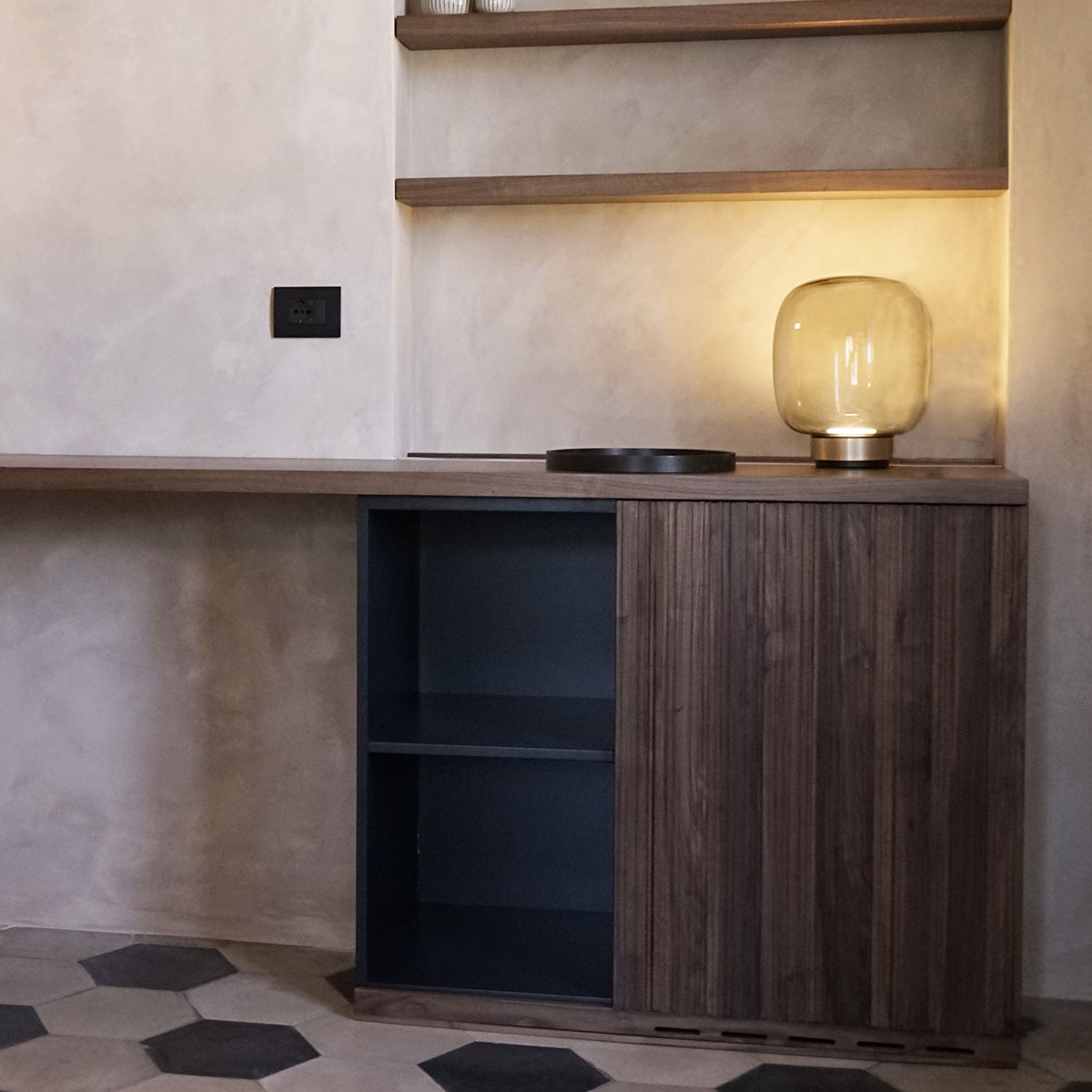 Legier 557.32 Tischleuchte, Schwarz & Kupfer, Opalglas