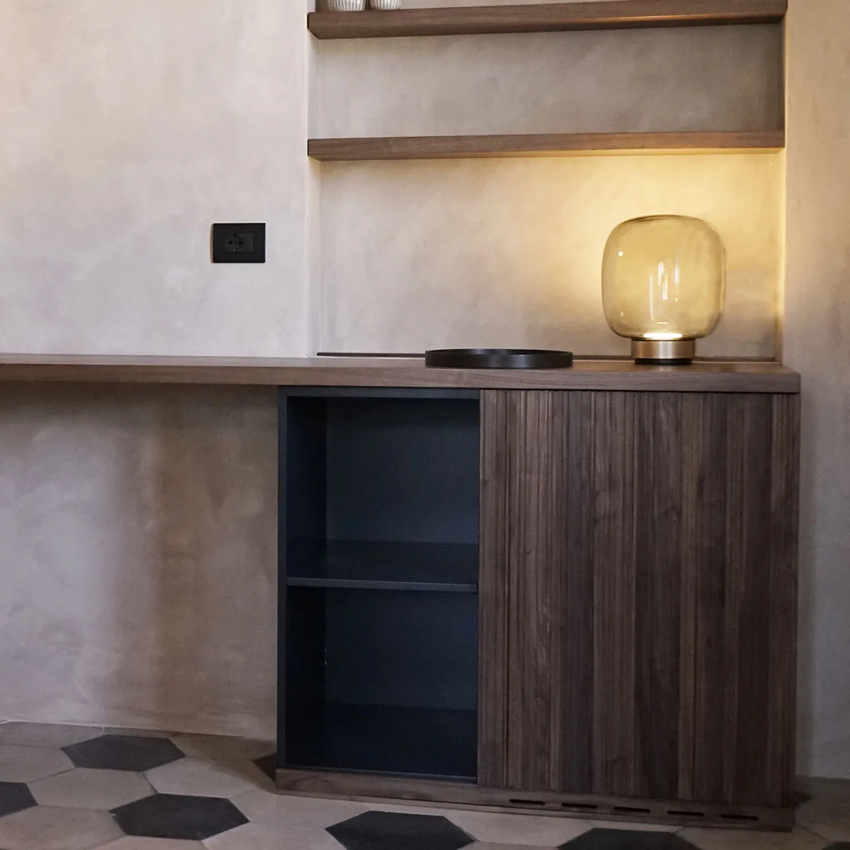 Legier 557.32 Tischleuchte, Schwarz & Kupfer, Opalglas