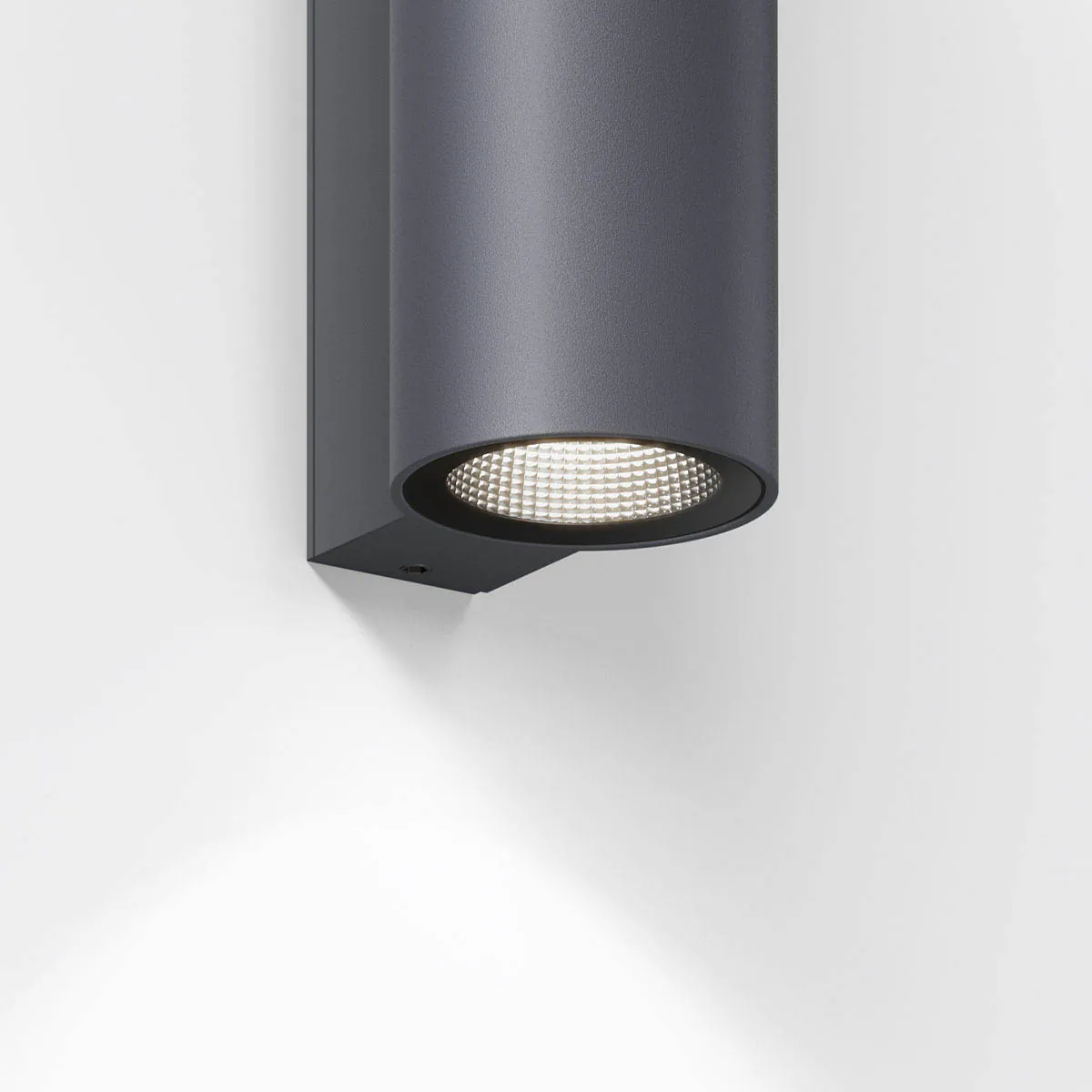 Zylinderförmige Wandleuchte für außen fokusiert