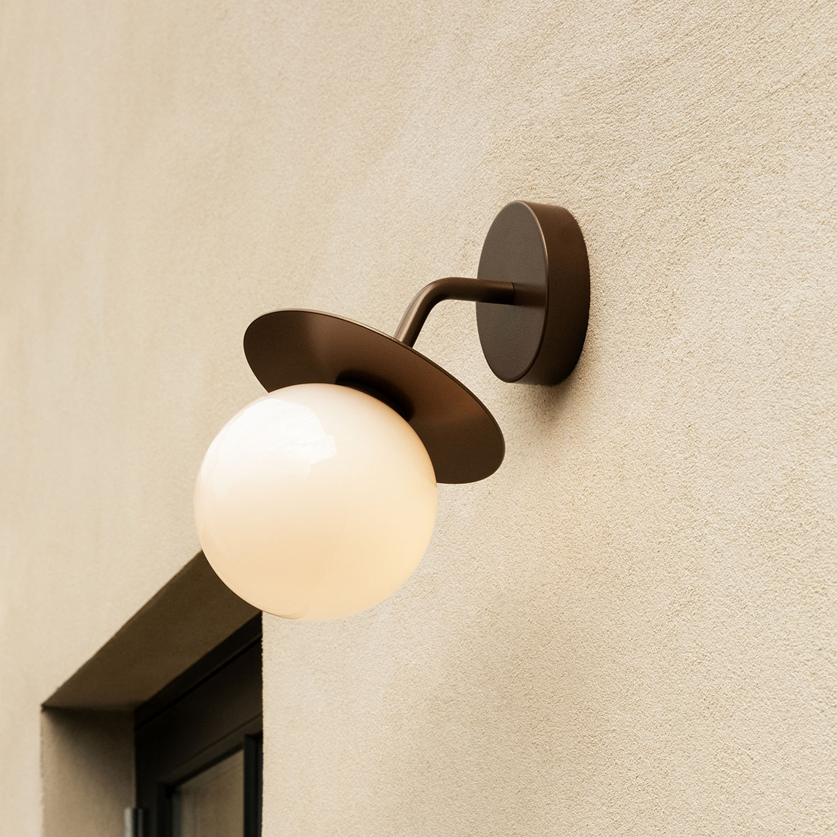 Liila Wall Outdoor Wandleuchte, B: 16 cm, H: 26 cm, Dunkelbronze, Opalglas