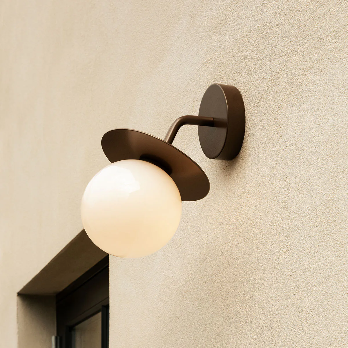 Liila Wall Outdoor Wandleuchte, B: 16 cm, H: 26 cm, Dunkelbronze, Opalglas