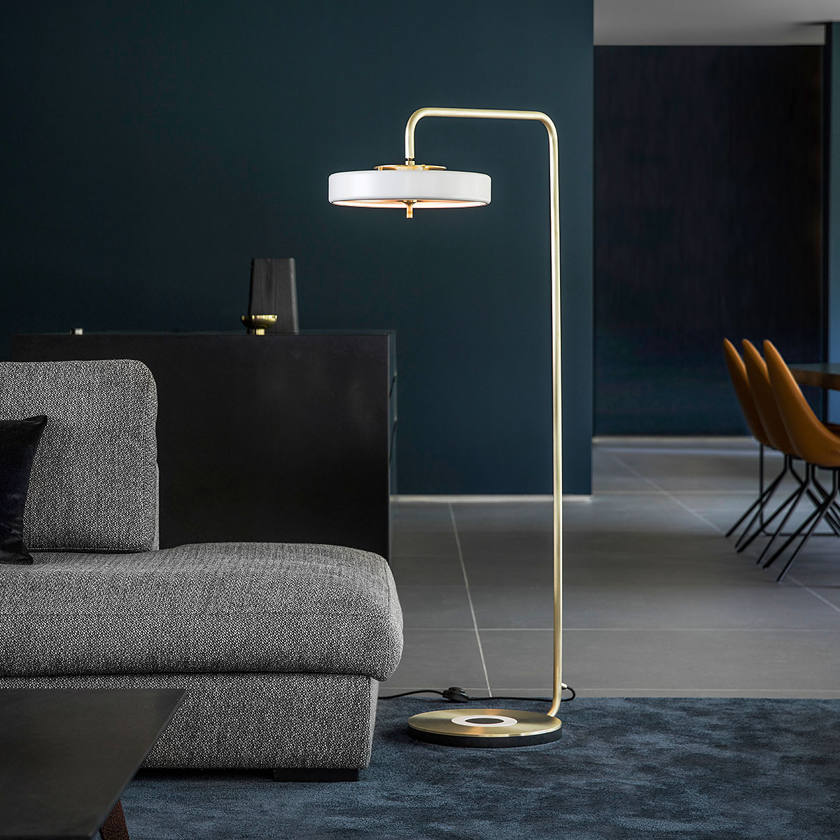 Perfekt für Wohnzimmer oder Leseecke: Bert Frank Revolve Standlampe, H: 140 cm, Weiß, Messing gebürstet aus poliertes Messing und gebürstetes Aluminium und Polycarbonat – sanftes Licht Perfekt für Wohnzimmer oder Leseecke: Bert Frank Revolve Standlampe, H: 140 cm, Weiß, Messing poliert aus Messing und Aluminium und Polycarbonat – blendfreies Licht