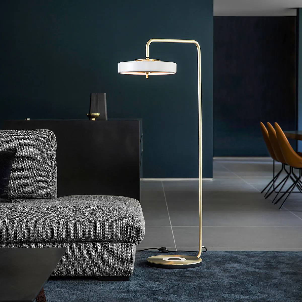 Perfekt für Wohnzimmer oder Leseecke: Bert Frank Revolve Standlampe, H: 140 cm, Weiß, Messing poliert aus Messing und Aluminium und Polycarbonat – blendfreies Licht