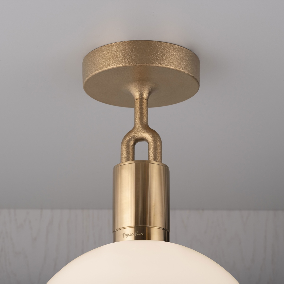 Buster + Punch Forked Deckenleuchte, Globe, Medium, Messing / Opalglas