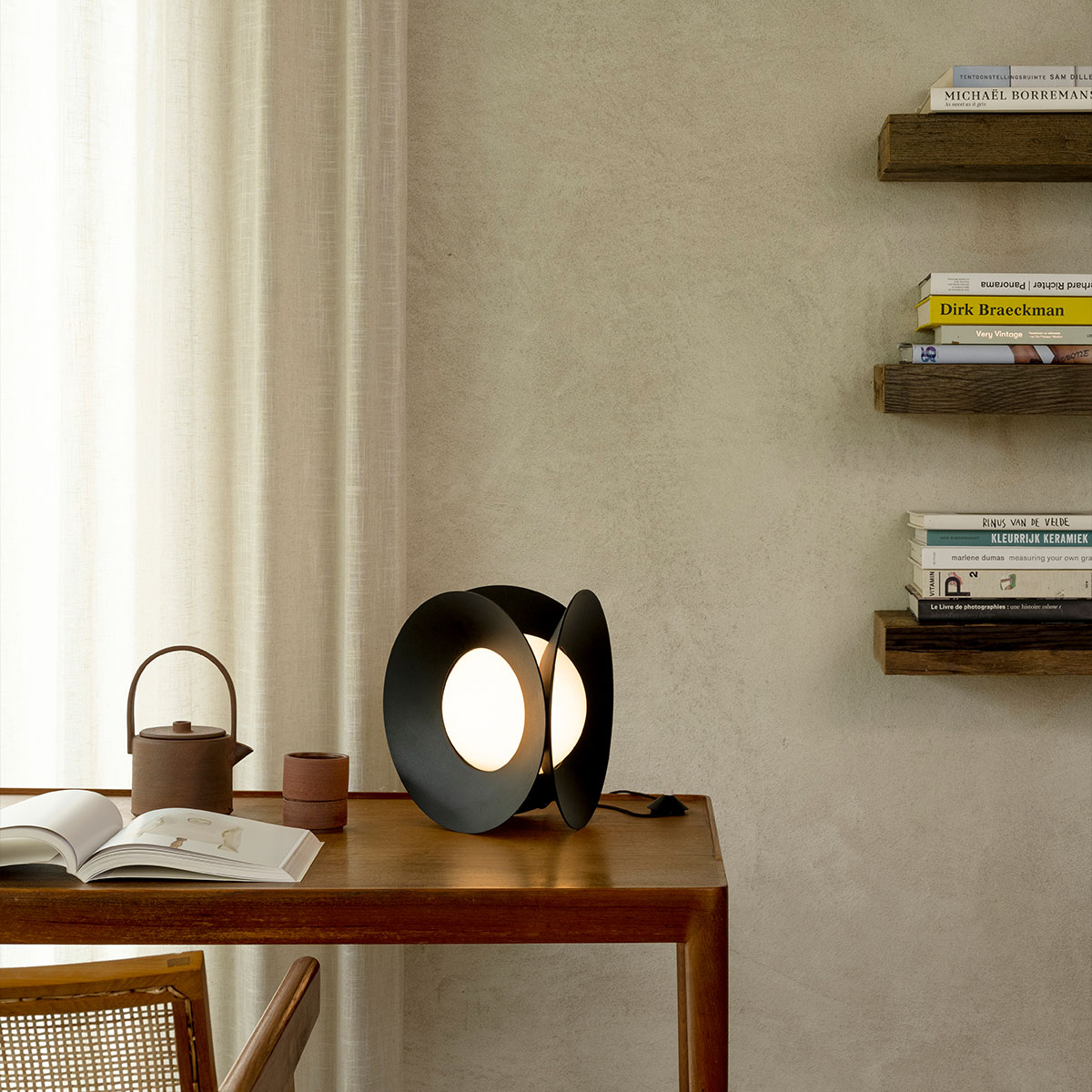 Armen Tischleuchte Dim to Warm, B: 31,2 cm, H: 31,2 cm in Schwarz – stilvolle Designerleuchte von DCW Editions passt perfekt auf den Beistelltisch