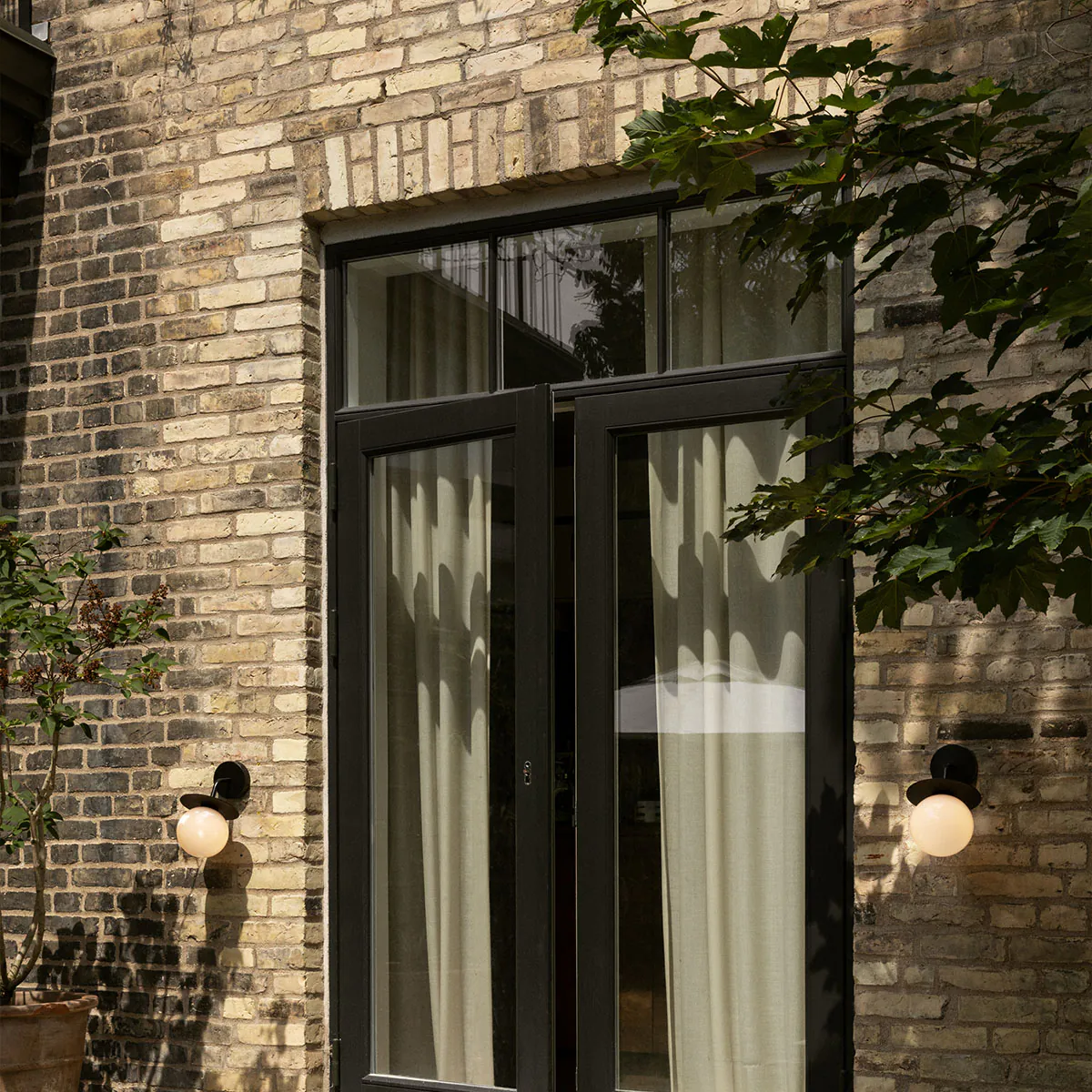 Liila Wall Outdoor Wandleuchte, B: 16 cm, H: 26 cm, Dunkelbronze, Opalglas