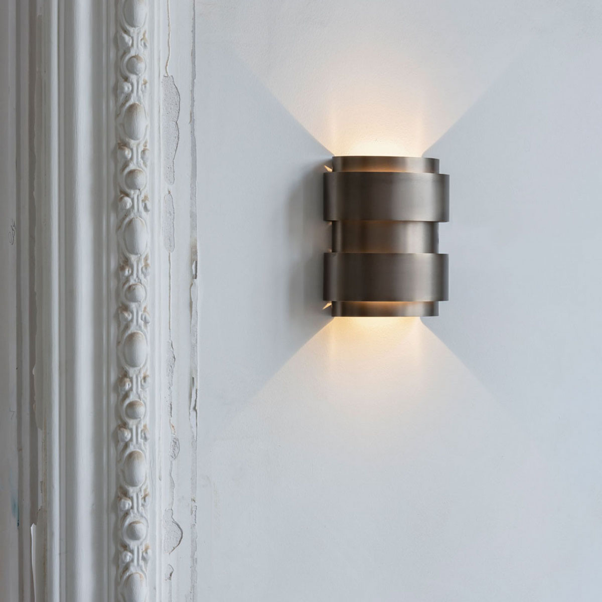 BAND-OH! 930 DIM8 Wandleuchte, B: 17,5 cm, H: 20 cm, Gebürstete Alte Bronze, Warmweiß 3000K
