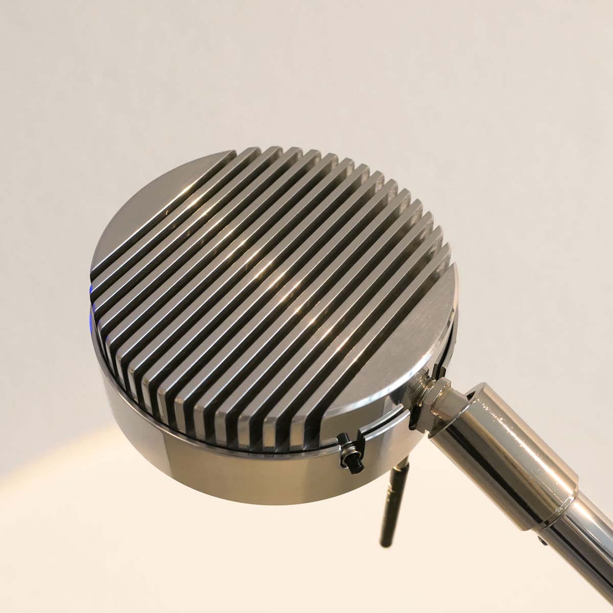 fokussiertes Licht: Licht im Raum Movie X Standlampe, H: 95- 155 cm höhenverstellbar, Verchromt – gefertigt aus mit goldfarbener Oberfläche, handgefertigte Leuchte Licht im Raum Movie X Schirm von der schmalen Stehleuchte
