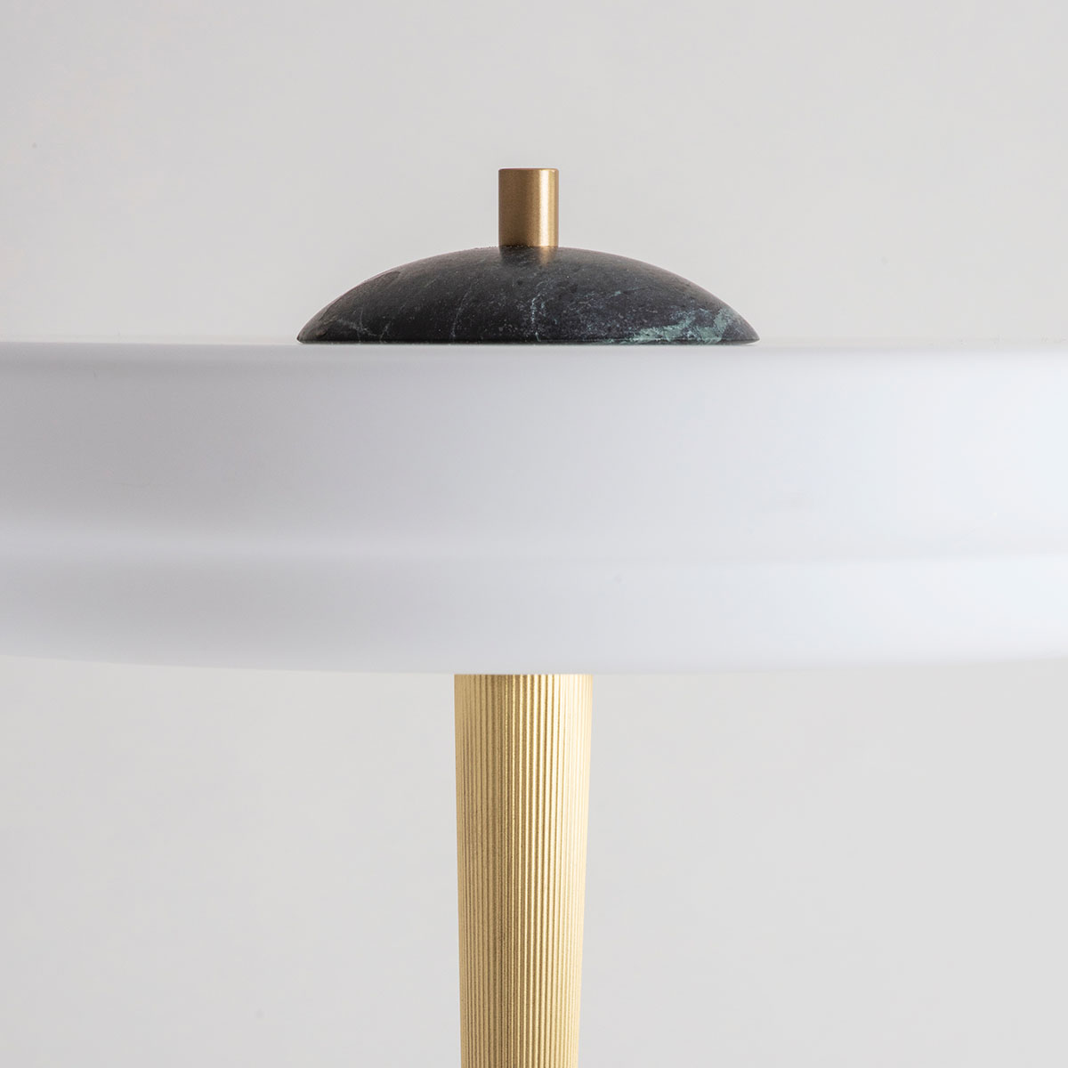 poliertes Messing und Glas und Marmor Leuchte von Bert Frank – Trave Tischleuchte, H: 40,5 cm, Grün, geometrische Formen, atmosphärisches Licht poliertes Messing und Glas und Marmor Leuchte von Bert Frank – Trave Tischleuchte, H: 40,5 cm, Grün, geometrische Formen, atmosphärisches Licht