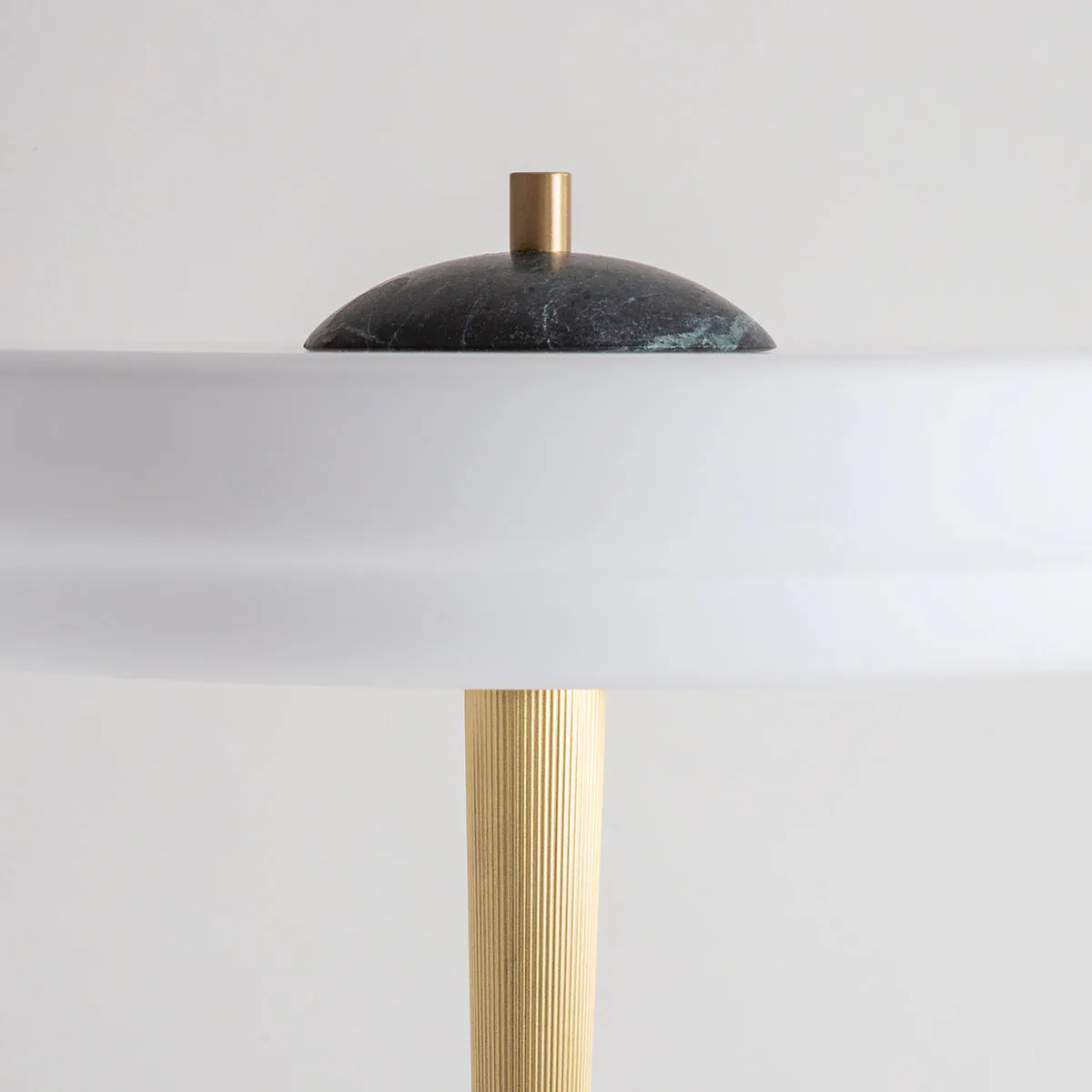 poliertes Messing und Glas und Marmor Leuchte von Bert Frank – Trave Tischleuchte, H: 40,5 cm, Grün, geometrische Formen, atmosphärisches Licht