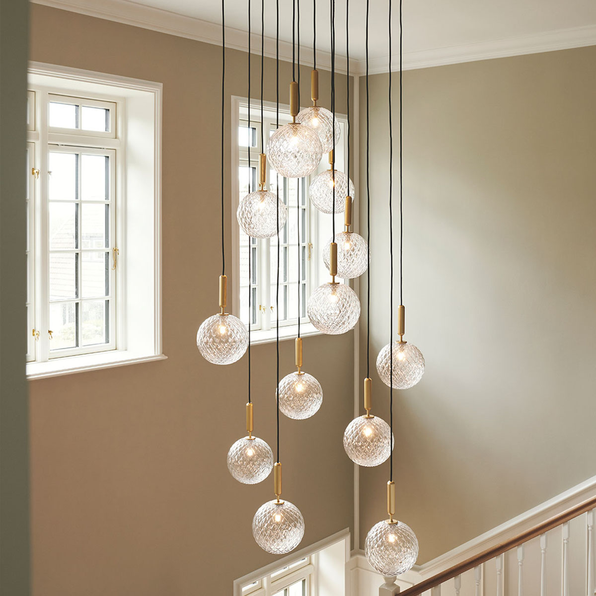 Miira 13 Large Pendelleuchte, Ø: 98 cm, Steingrau, Glas transparent Miira 13 Large Pendelleuchte, Ø: 98 cm, Messing, Opalglas