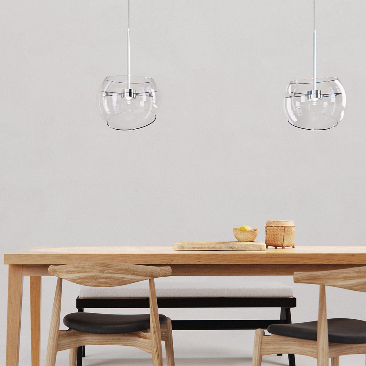 Zwei halbkugelförmige Pendelleuchten über einem Tisch hängend