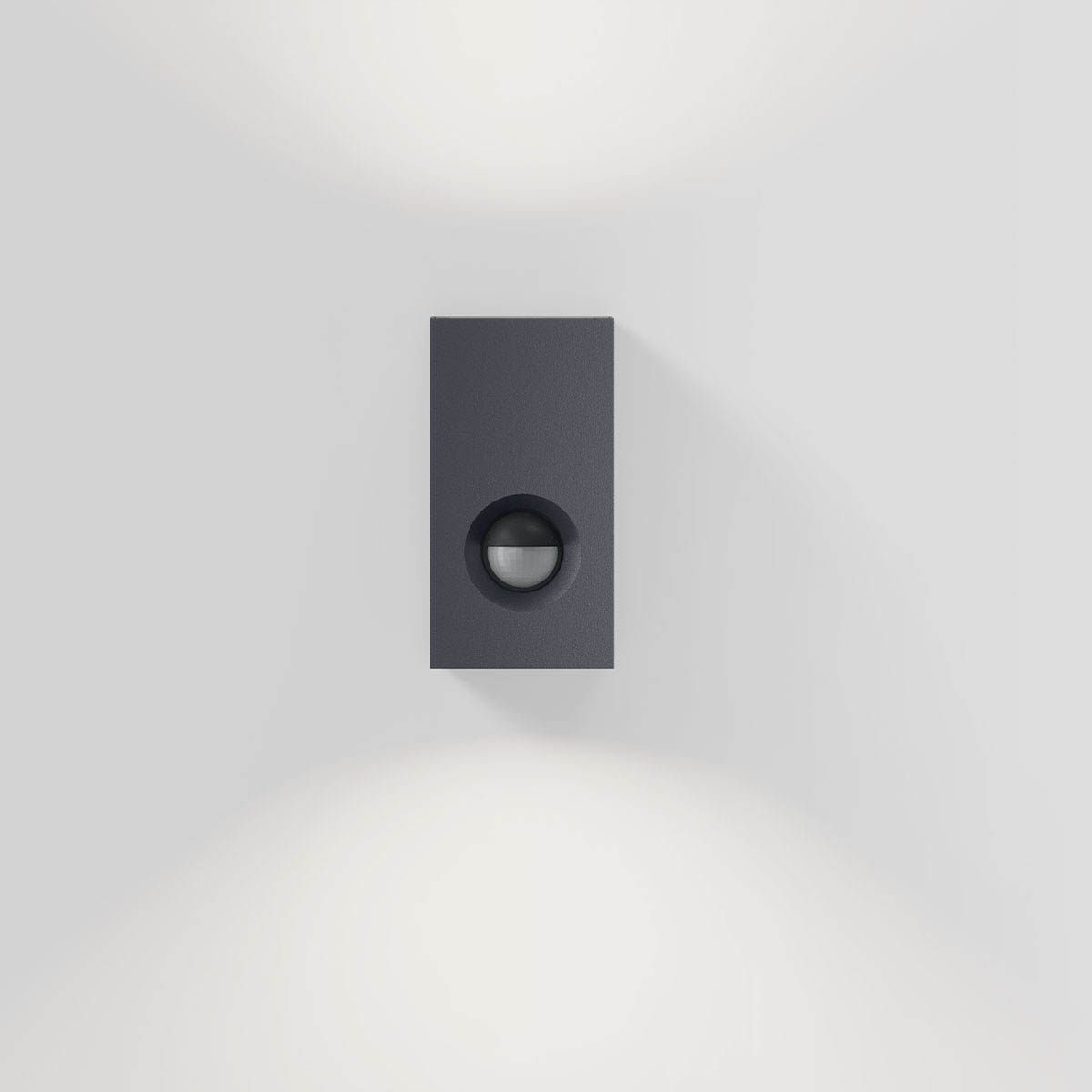 eye control Wandleuchte mit Bewegungsmelder, H: 12 cm, T: 16 cm, Deep Black Frontalansicht der rechteckigen schmalen außen Wandleuchte mit Up Down Licht und Bewegungsmelder in der Farbe anthrazit