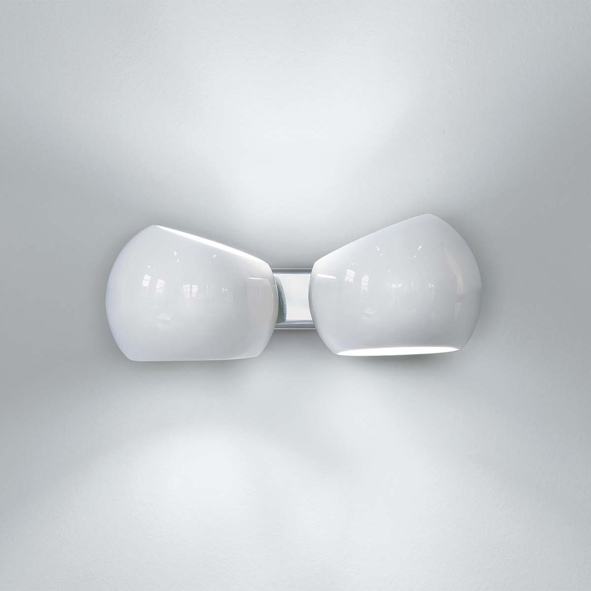 Licht im Raum White Moons 2 Wandleuchte, B: 29 cm, H: 6 cm, Weiß Doppelte Wandleuchte mit zwei weißen, asymmetrischen Lampenschirmen, die Licht nach oben und unten abstrahlen