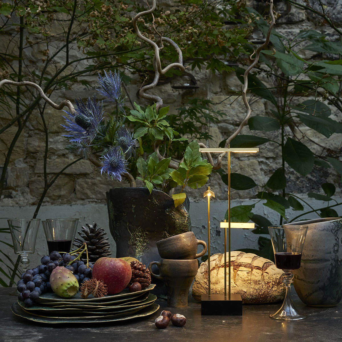 Knokke Akku Tischleuchte in Messing – elegantes Design des Herstellers DCW Editions passt perfekt auf den Beistelltisch Knokke Akku Tischleuchte in Messing – elegantes Design des Herstellers DCW Editions passt perfekt auf den Beistelltisch