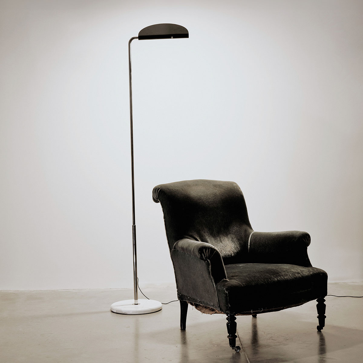 Mezzaluna Floor Stehleuchte Schwarz – exklusive Designerlampe aus dem Hause DCW Editions für das Wohnzimmer Mezzaluna Floor Stehleuchte Chrom – zeitloses Design des Herstellers DCW Editions ideal im Schlafzimmer