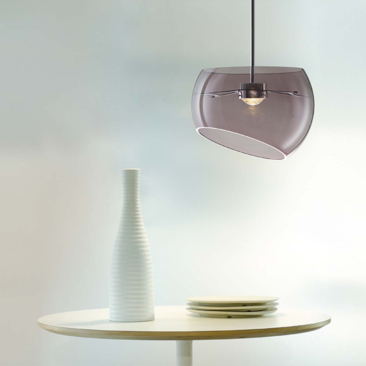 Halbkugelförmige Pendelleuchte über einem Tisch hängend