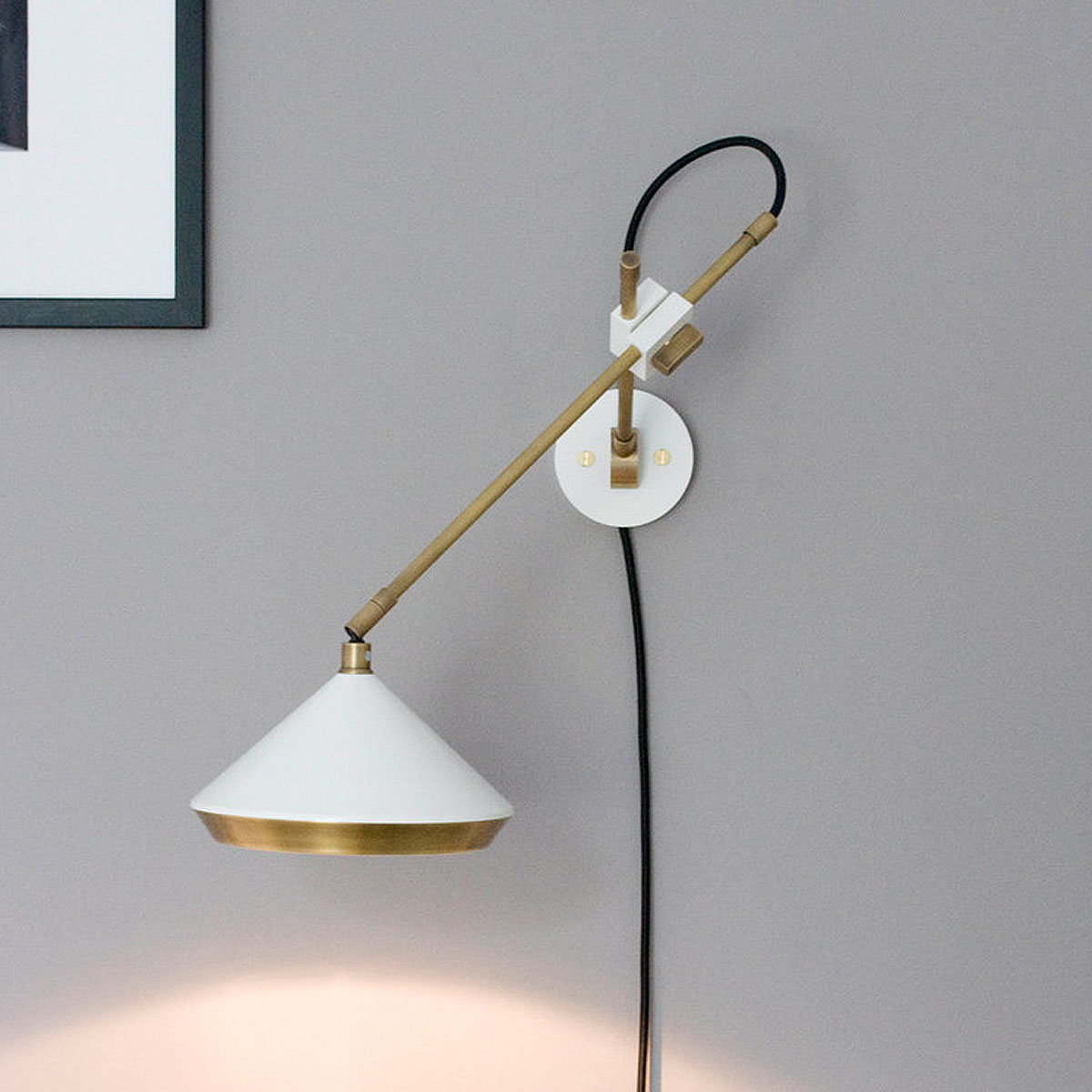 gebürstetes Messing und Aluminium Leuchte von Bert Frank – Shear Wandleuchte, T: 46 cm, Weiß, luxuriöses Statement-Design, sanftes Licht