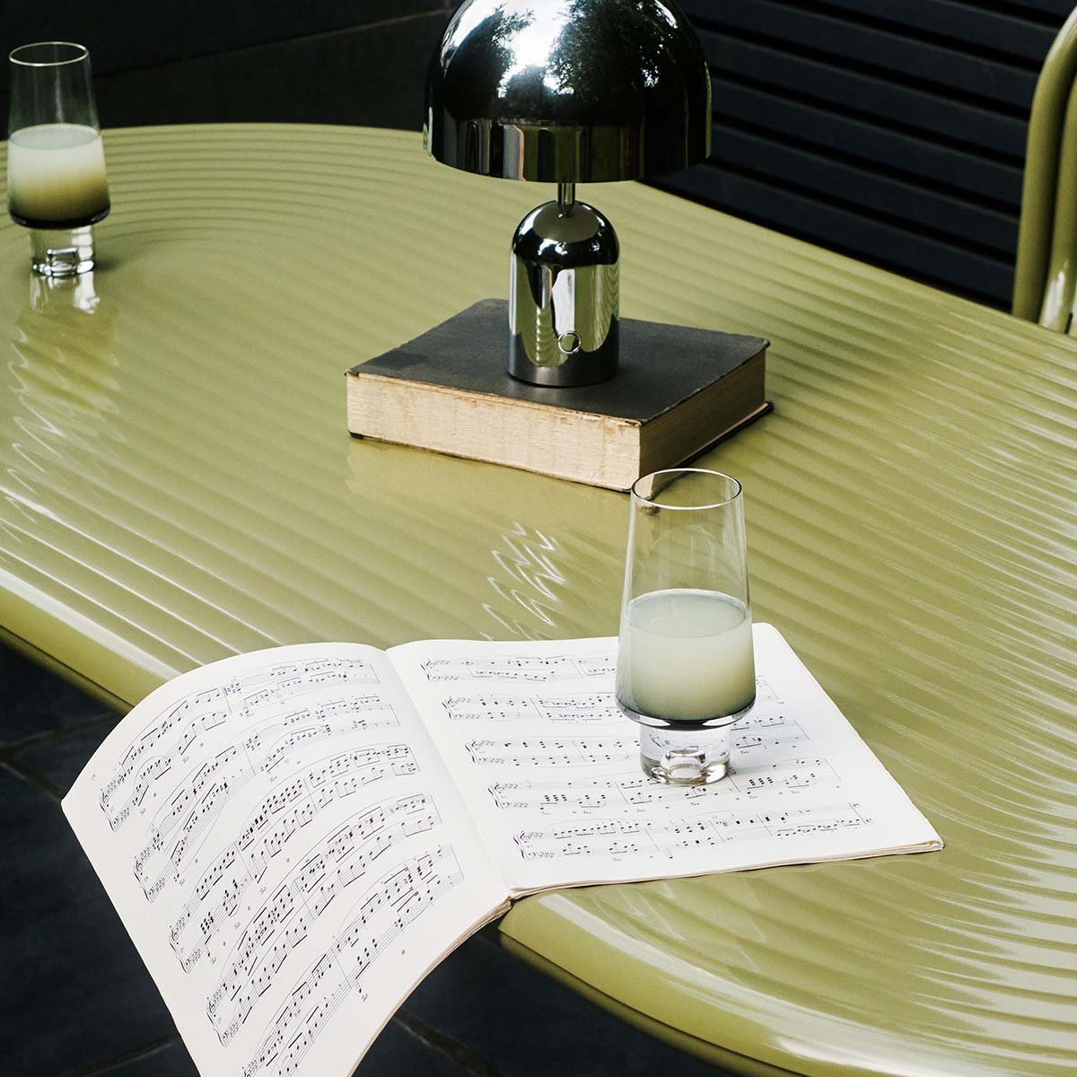 Tom Dixon Bell Portable Akku Tischleuchte, H: 28 cm, Schwarz Tom Dixon Bell Portable Akku Tischleuchte, H: 28 cm, Baby Blau