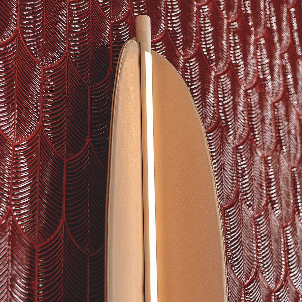 TOOY Thula 562.42 Wandleuchte, H: 67 cm, B: 25 cm, Sandschwarz / Nickel satiniert, Helle Eiche