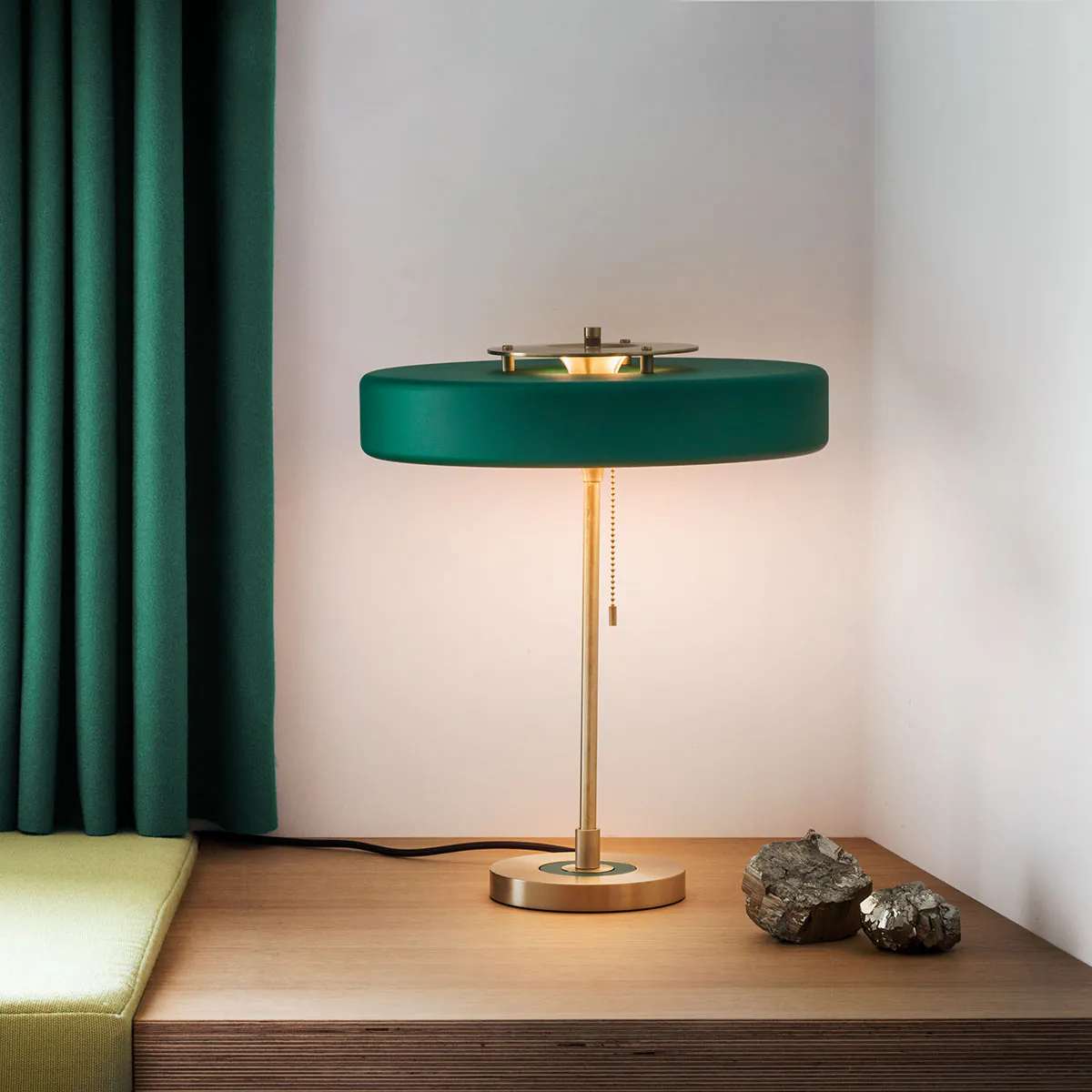 Luxusleuchten aus Großbritannien: Bert Frank Revolve Tischlampe, H: 42 cm, Rot, Messing poliert, poliertes Messing und gebürstetes Aluminium und Polycarbonat, handgefertigt in Birmingham, atmosphärisches Licht, ikonische Revolve-Serie im Art Déco Stil