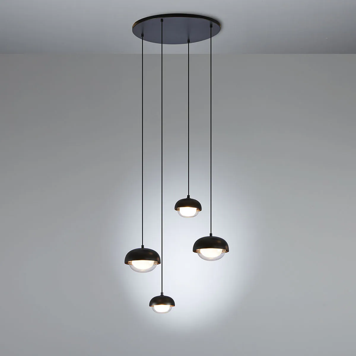 Muse 554.14 Pendelleuchte 4-flammig Ø: 65 cm, Schwarz & Messing