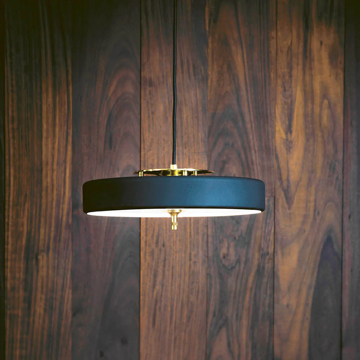 sanftes Licht: Bert Frank Revolve Rise & Fall Hängeleuchte, Ø: 35 cm, Rot, Messing poliert – gefertigt aus Messing und gebürstetes Aluminium und Polycarbonat, traditionell gefertigt, ikonische Revolve-Serie im Art Déco Stil