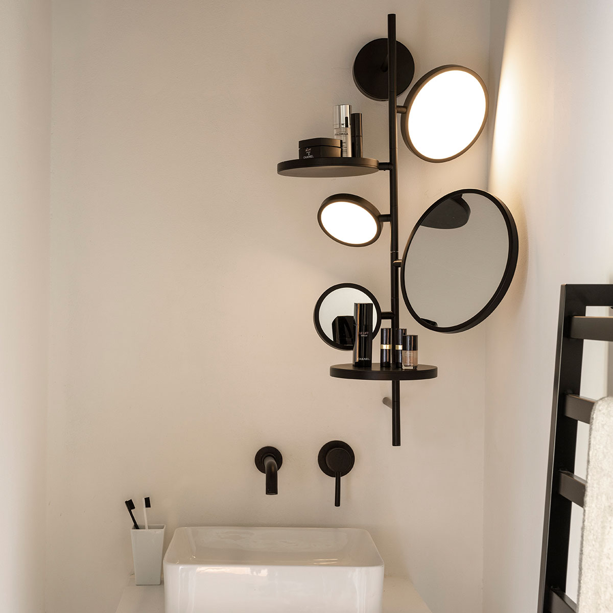 Tell me Stories Bad Wandleuchte mit Spiegel IP44 Schwarz – exklusives Design aus dem Hause DCW Editions ideal im Schlafzimmer auch für Badezimmer geeignet