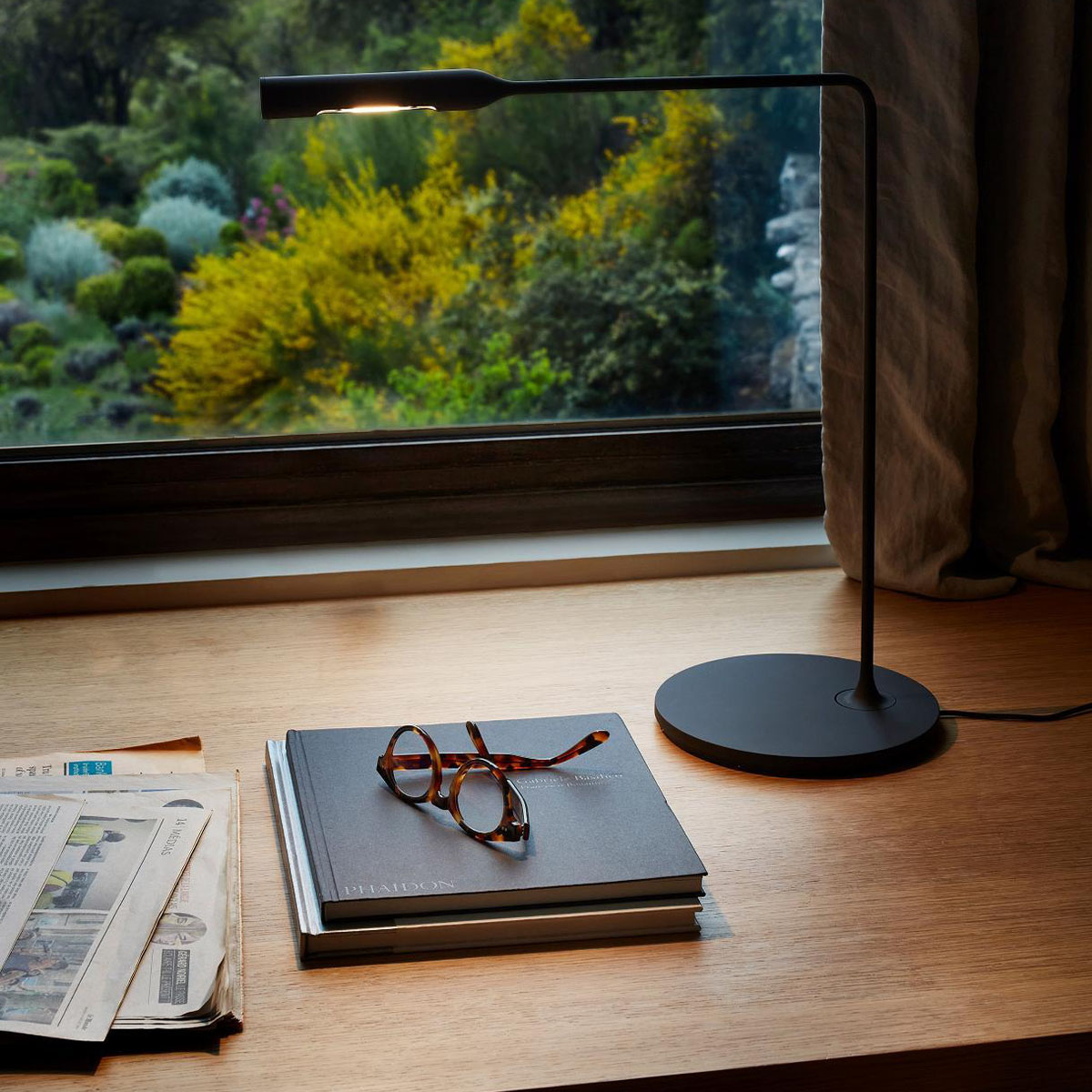 Flo Desk Tischleuchte, H: 43 cm, Schwarz soft, Warmweiß 3000K Flo Desk Tischleuchte, H: 43 cm, Gunmetal, Extra-Warmweiß 2700K