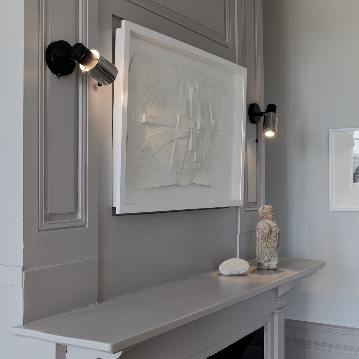 Biny Spot LED Wandleuchte, Schwarz & Gold, mit Schalter in Schwarz Gold – elegante Designerleuchte von DCW Editions passt perfekt in den Treppenaufgang