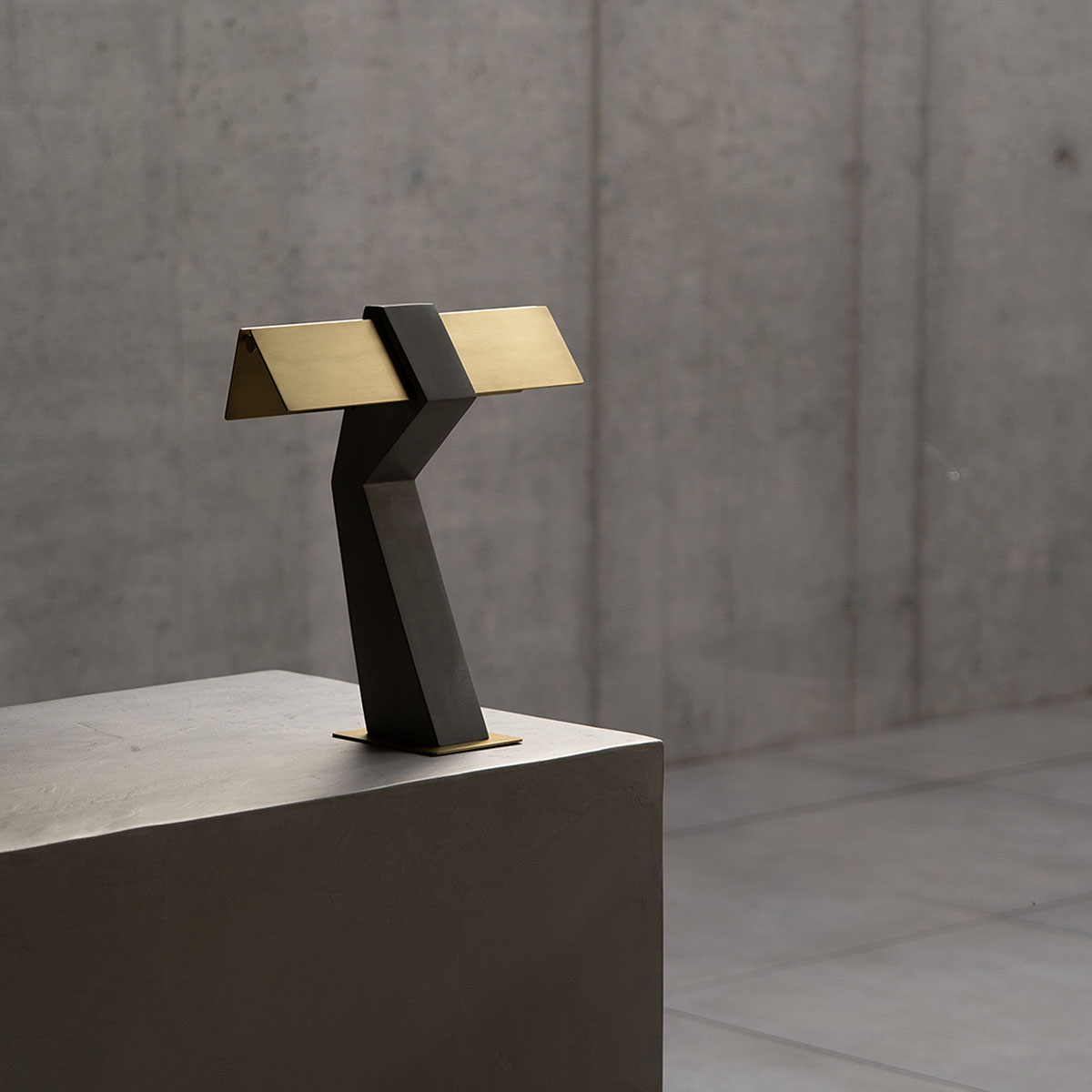 Collection Cauvet Tischleuchte TAU in Messing Grau – hochwertige Designerleuchte des Herstellers DCW Editions für den Nachttisch