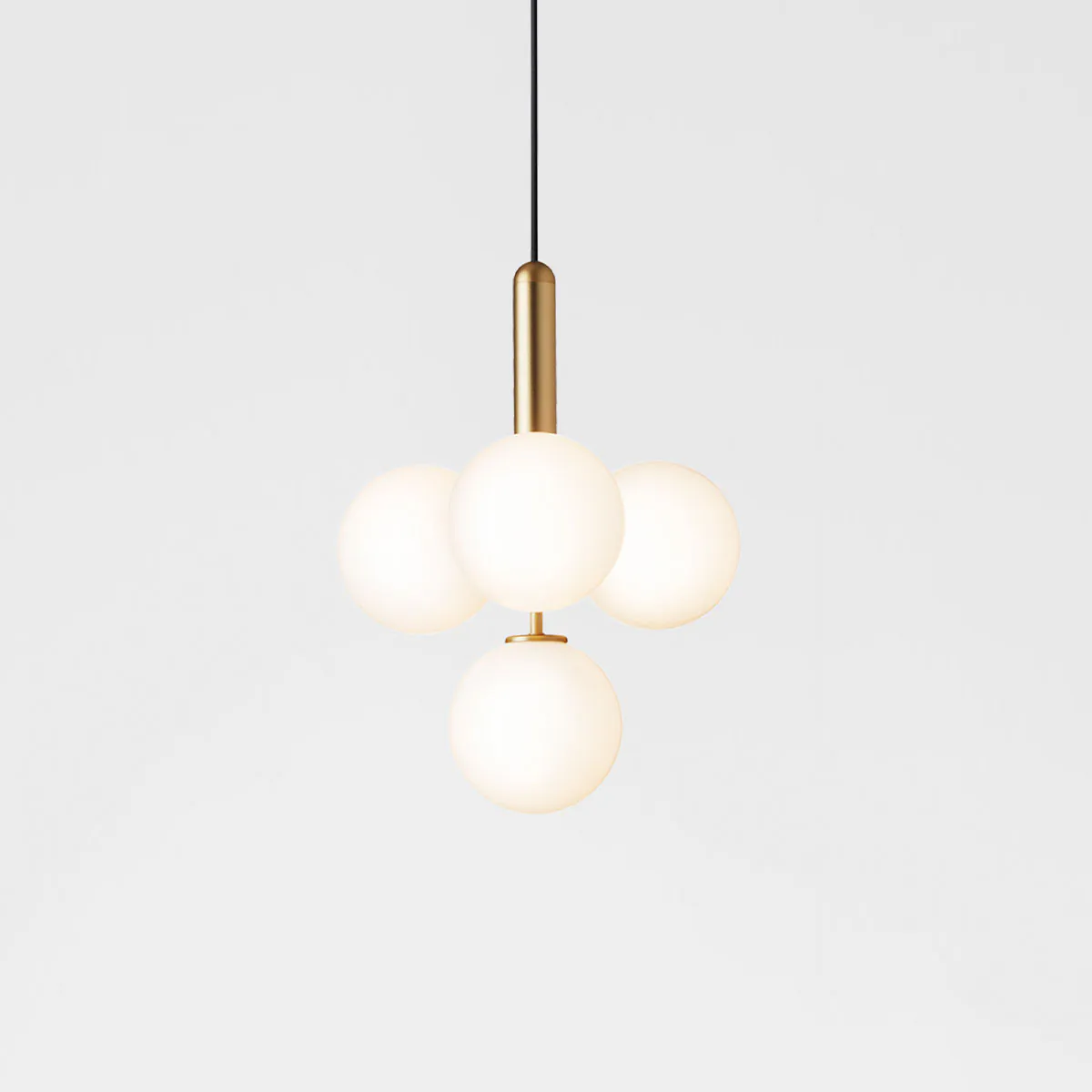 Miira 4 Pendelleuchte, Ø: 38 cm, Messing, Opalglas Miira 4 Pendelleuchte, Ø: 38 cm, Messing, Opalglas