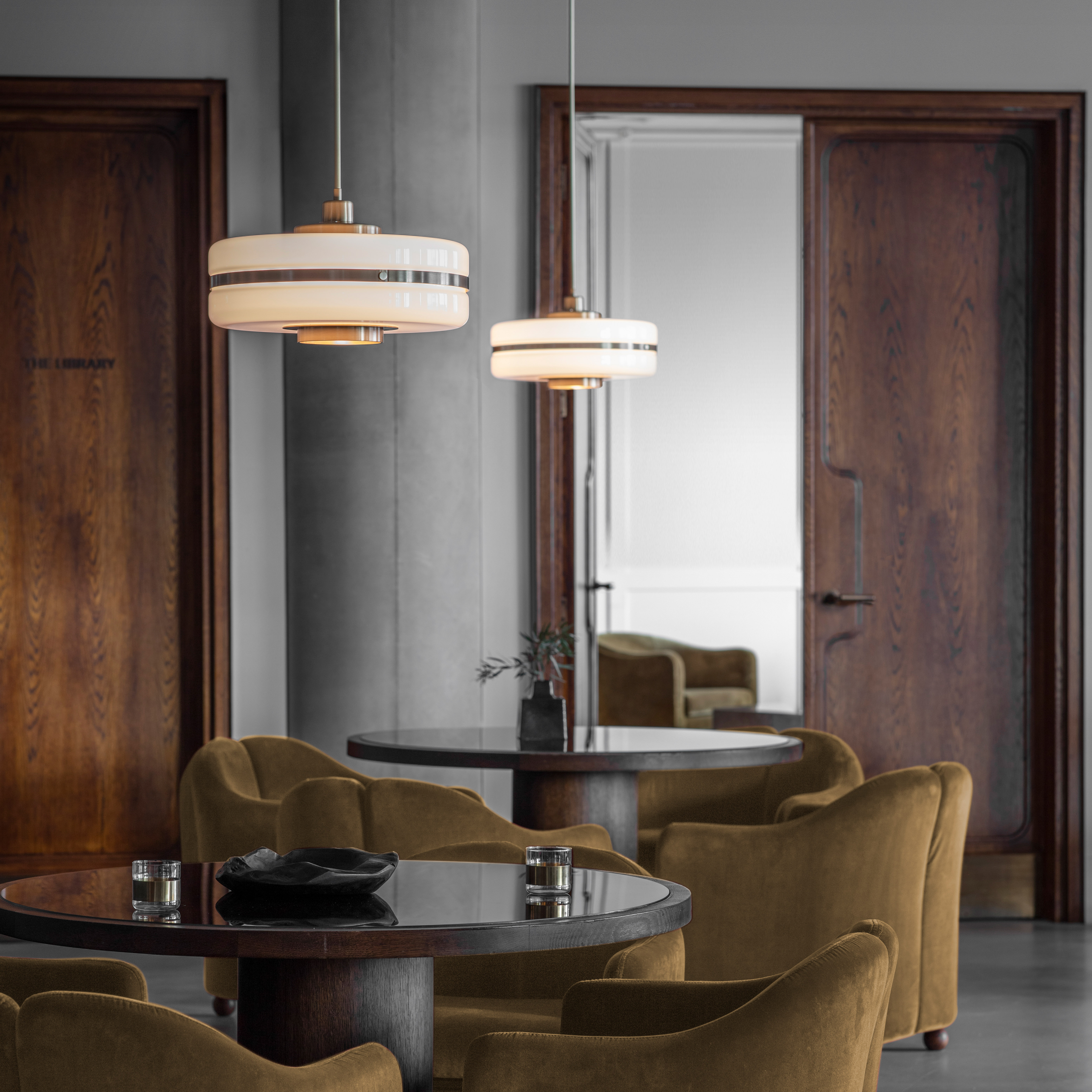 Perfekt für Esszimmer oder Lounge: Bert Frank Masina Hängeleuchte, Ø: 36 cm aus gebürstetes Messing und Stahl und Glas – sanftes Licht