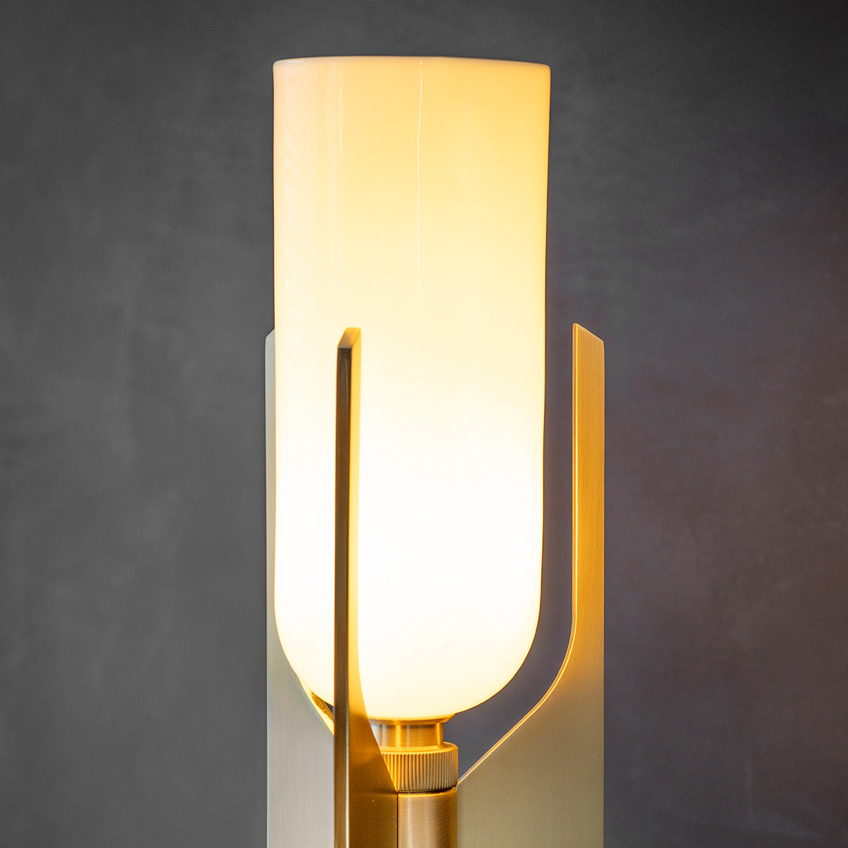 blendfreies Licht: Bert Frank Pennon Standlampe, H: 140,5 cm, Messing gebürstet – gefertigt aus Messing und Porzellan, handgefertigt Perfekt für Wohnzimmer oder Leseecke: Bert Frank Pennon Stehleuchte, H: 140,5 cm, Bronze aus goldfarbene Oberfläche und Porzellan – atmosphärisches Licht