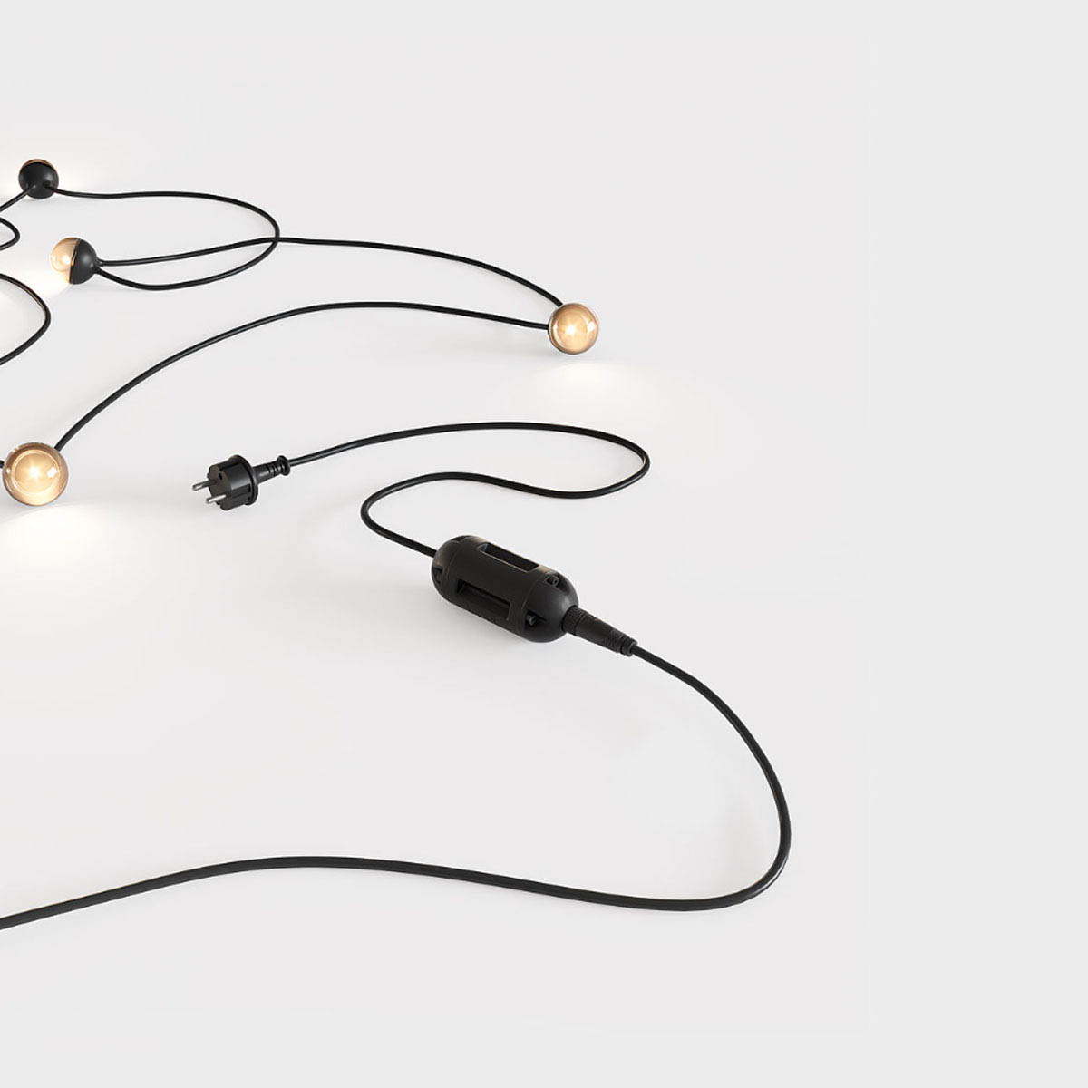 Detail vom Stecker der Lichterkette mit runden leuchten und schwarzem verbindungskabel
