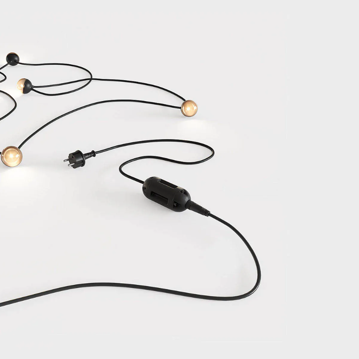 Detail vom Stecker der Lichterkette mit runden leuchten und schwarzem verbindungskabel