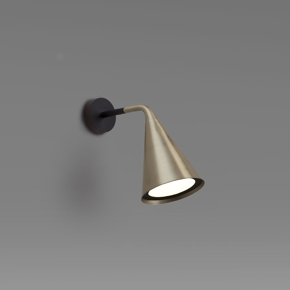 TOOY Gordon 561.41 Wandleuchte, Schwarz Matt & Messing, T: 23 cm – italienisches Design